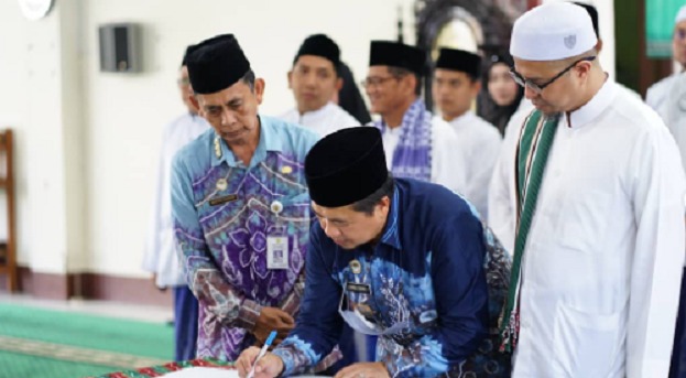 02062022_Wali Kota Banjarmasin, H Ibnu Sina, H Ibnu Sina mengukuhkan Badan Pengelola Masjid Agung Miftahul Ihsan, masa periode 2022-2024. (Istimewa)