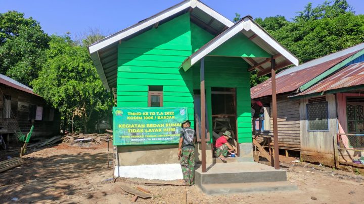 06062022_Personel TMMD ke-113 Kodim 1006 Banjar membedah rumah Nenek Marawiyah di Desa Artain. (Istimewa)