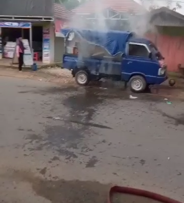 06062022_Pikap pedagang tahu bulat terbakar di Irigasi, Sungai Tabuk. (Istimewa)