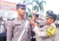 Apel Operasi Patuh Intan 2022 Polres Tabalong, Wakapolres Sematkan Pita Biru ke Anggota