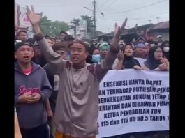 Kaum Ibu Kampung Batuah Banjarmasin Menangis Sambil Bersyalawat Tolak Penggusuran