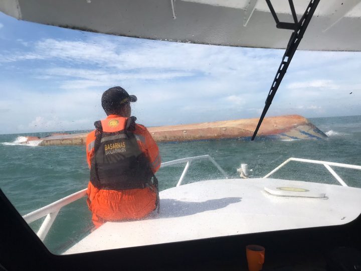 26062022_Kapal LCT Anugerah Indasah yang terbalik di perairan laut Sanipah, Tanah Laut. (Istimewa)