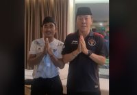 Viral, Shin Tae-yong Diajari Ucapkan Selamat Lebaran, Peci Dikenakannya Jadi Sorotan