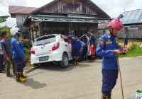 Agya Terperosok ke Halaman Rumah Warga di Jalan KH Syahrani Arif Kabupaten Banjar, ini Kronologinya