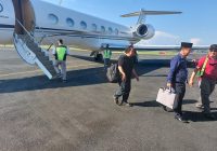 Beredar Foto Aktivis Turun dari Pesawat Pribadi di Bandara Syamsudin Noor, Diduga Terkait Aksi Simpatik di PN Tipikor Besok