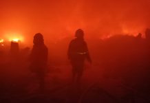 Petugas Pemadam dan Relawan Kelelahan, Gudang Perabot Plastik di Sampit Kalteng Terbakar