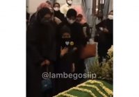 Viral Video Kekasih Eril, Nabila Menangis Bersimpuh di Depan Peti Jenazah