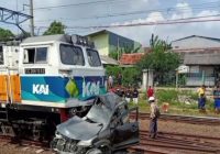 Ngeri! Video Avanza Ringsek Terseret Kereta Api Sejauh 1 Kilometer, Sopir Tewas