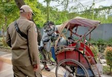 Satpol PP Banjarmasin Buru Beca 'Kuasai' Trotoar Jalan A Yani