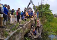 Mobil Tercebur di Astambul Berhasil Dievakuasi Petugas, Begini Kondisinya