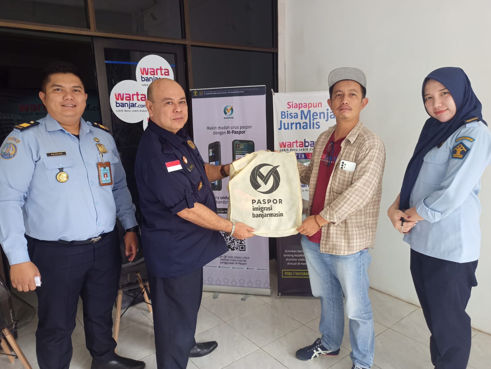 Kunjungi Kantor Wartabanjar.com, Kantor Imigrasi Kelas I TPI Banjarmasin Sosialisasikan Keuntungan Menggunakan M-Paspor