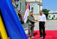 Momen Jokowi Diterima Presiden Ukraina Volodymyr Zalenskyy di Pintu Istana Maryinsky