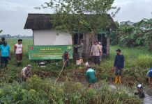 TNI Gotong Royong Bersihkan Sungai di Desa Gudang Hirang Kabupaten Banjar