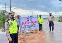 Antisipasi Kecelakaan di Jalan Tergenang Air, Satlantas Polres Kobar Pasang Peringatan
