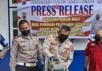 Lebih seratus Knalpot Brong Hasil Razia Satlantas Polres Tanah Bumbu Dihancurkan Pakai Pemotong Besi