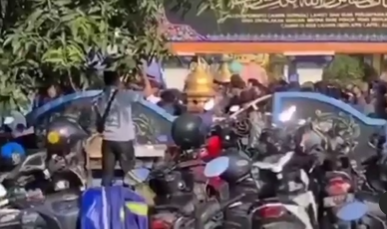07072022_Polisi berhadapan dengan massa ponpes yang menghalangi penjemputan paksa Mas Bechi, tersangka pencabulan. (Istimewa)