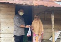 Personel Polres Tanah Laut Door to Door Bagikan Daging Hewan Kurban