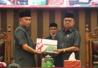 Bupati Tanah Bumbu Zairullah Azhar Serahkan RAPBD-P 2022 ke DPRD