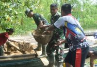 TMMD 1007/Banjarmasin, Personel TNI Angkut Material ke Kampung Sungai Gampa Gunakan Kelotok