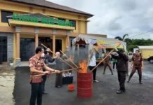 Kejaksaan Negeri Tabalong Musnahkan Ribuan Barang Bukti Tindak Pidana Umum Berupa Narkoba, Sajam, Obat Terlarang dan Miras