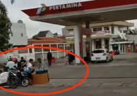 Nekat! Pedagang Bensin Eceran Jualan di Depan SPBU Saat Mulai Sosialisasi MyPertamina