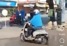 Emak-Emak Cuek Terobos Jalan Cor Basah, Anggota TNI Tak Bisa Apa-Apa
