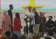 Paspampres Kecolongan, Pria ini Peluk Presiden Jokowi Saat di Atas Panggung