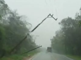 Ngeri! Tiang Listrik Miring di Jalan Provinsi Sebamban Kabupaten Tanah Bumbu