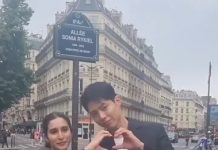 Ramahnya Park Bo Gum Layani Foto Bareng Penggemar di Sela Hadiri Fashion Show di Paris