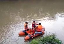 Mobil Travel Berisi 6 Orang Tercebur dan Tenggelam di Sungai Desa Pugaan, Kelua, Tabalong, 1 Orang Masih Terjebak Dalam Mobil
