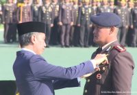 Presiden Jokowi Anugerahnya Tanda Kehormatan Bintang Bhayangkara Nararya pada Tiga Personel Polri di Hari Bhayangkara ke-76