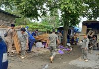 Para PKL Bongkar Sendiri Lapak Jualannya di Sepanjang Jalan Pusat Niaga Bersujud, Satpol PP Damkar Tanbu Awasi Ketat
