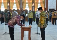 Gubernur Kalsel H Sahbirin Noor Lantik Rizal Akbar Sebagai Komisaris Bank Kalsel