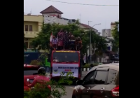 BREAKING NEWS: Puluhan Truk Kontainer dan Fuso Konvoi ke Gedung DPRD Kota Banjarmasin