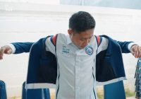 Pemain Arema FC Kenakan Setelan Jas Biru Tiap Jelang Laga, Ini Maknanya