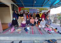 Tim Pengabdian ULM Latih Kader PKK Kompleks Balitan Banjarbaru Membuat Kopi Kalakai