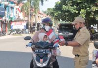 Disperkim Kalsel Bagikan Merah Putih ke Warga di Kompleks Pinus Banjarbaru