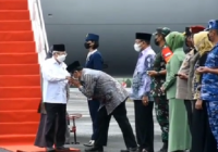 Sambut di Ujung Tangga Pesawat, Gubernur Langsung Cium Tangan Wapres KH Ma'ruf Amin