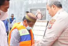 Polres Kotabaru Bagikan Life Jacket Ratusan untuk Nelayan Pesisir Rampa Lama dan Hilir Muara