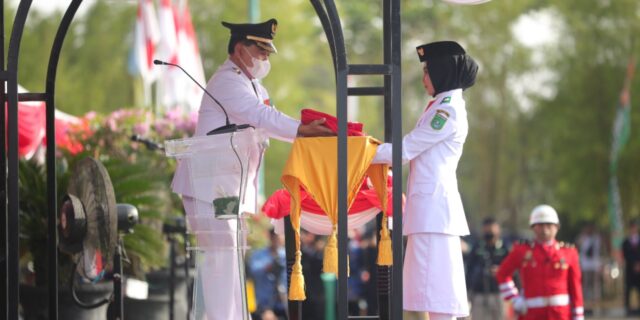 17082022_Bupati HM Zairullah Azhar menyerahkan bendera untuk dikibarkan Paskibra pada peringatan HUT Kemerdekaan RI di Kabupaten Tanah Bumbu. (Istimewa-mc)