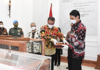 Hari Ini, Naskah Asli Teks Proklamasi Tulisan Tangan Soekarno Disandingkan dengan Bendera Pusaka
