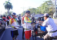 Kapolresta Kombes Sabana Gowes Keliling Kota Banjarmasin Sambil Bagikan Nasi Kotak