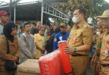 Wali Kota Aditya Mufti Ariffin Antar Langsung Paket Bantuan untuk Korban Kebakaran di Kemuning