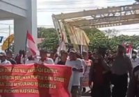 Massa Gelar Aksi Damai di Depan Mall Mayapada Gambut Kabupaten Banjar