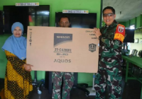 Fitriyani Warga Kampung Sungai Gampa Dapat Televisi 29 Inchi dari Dansatgas TMMD Kodim 1007/Bjm