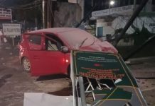 Tiga Tiang Roboh Ditabrak Brio Merah di Depan Pesantren Al Falah Landasan Ulin