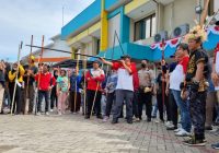 Paman Birin Ikut Main Balogo di Festival Olahraga Tradisional Dalam Rangka Hari Jadi Kalsel ke-72