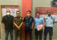 Kejari Tanah Bumbu Eksekusi Mantan Sekda, Gunakan Mobil Tahanan Antarkan Rooswandi ke Lapas Kelas III Batulicin