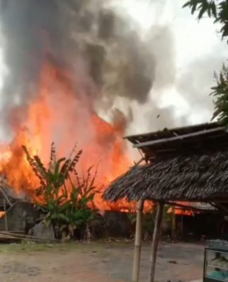 Api Berkobar di Tambak Anyar Ulu RT 04 Martapura Hanguskan 2 Rumah dan 1 Toko Bangunan