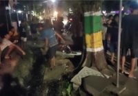 Dua Pengendara Sepeda Motor Terperosok Masuk Got di Depan Pasar Paringin Balangan